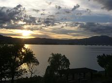 雄大な琵琶湖に沈む夕日の写真