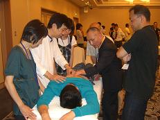 ���C���Ŕw���̐G�f�����Ă���ʐ^