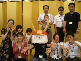 �������̑O�Ŏ��ꊿ���I���W���ʐ^